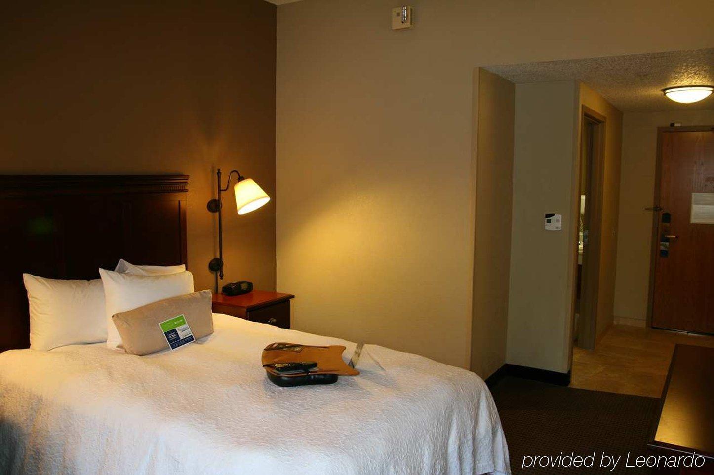 Hampton Inn Madison East Towne Mall Area Room photo