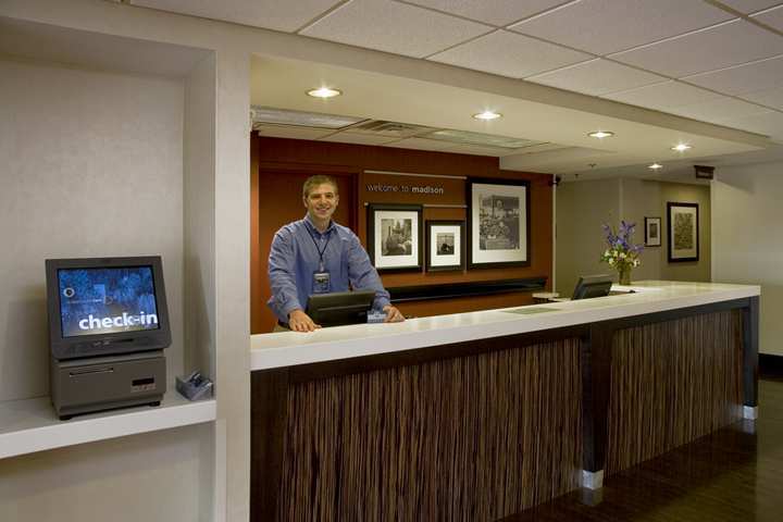 Hampton Inn Madison East Towne Mall Area Interior photo